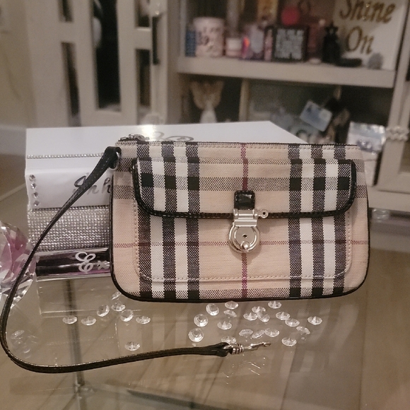 Burberry Wristlet Clutch. Burberry Plaid W/ Black Trim. Gorgous! BN. - Picture 1 of 8